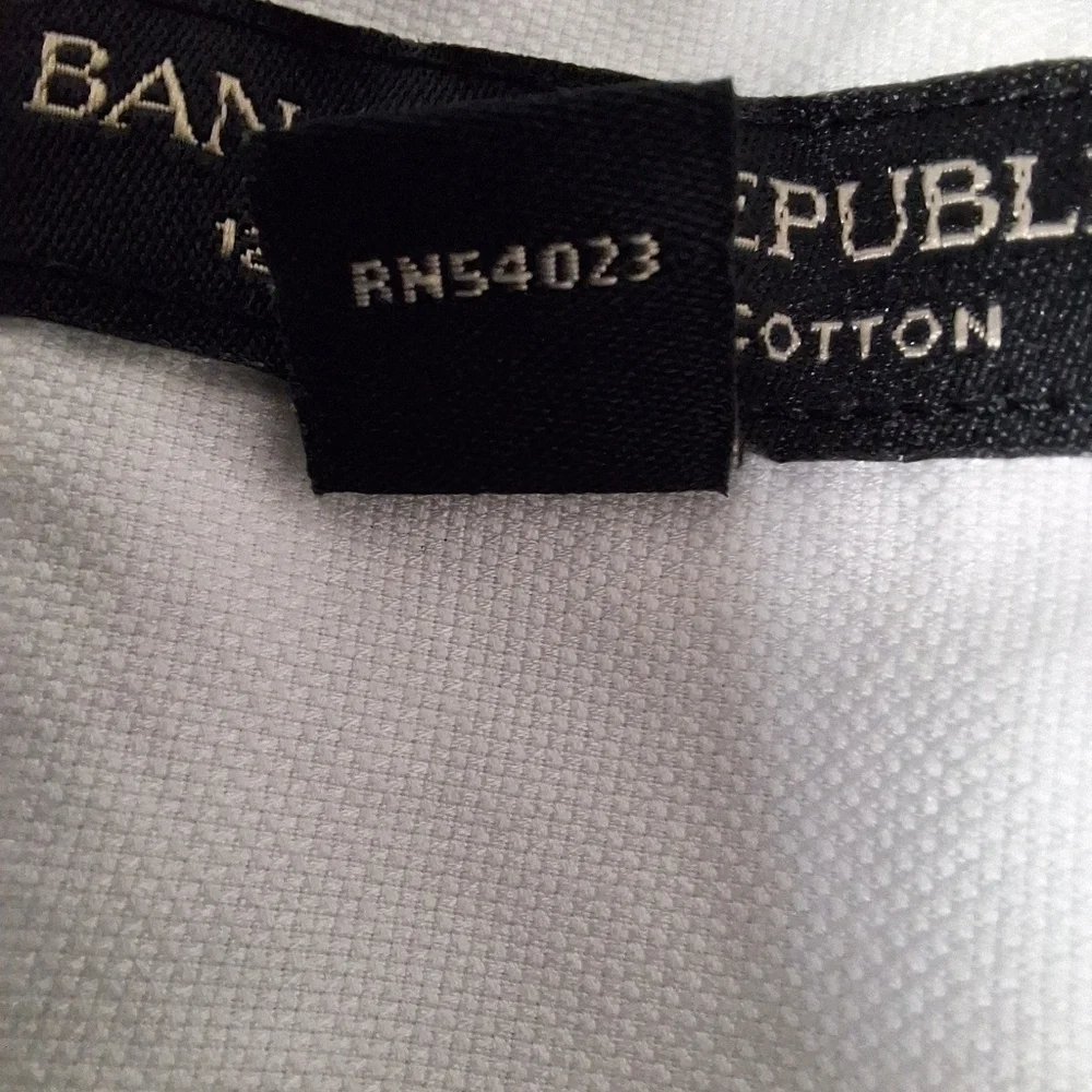 A Banana Republic long sleeve button-down men's shirt. It's a size XL. EUC